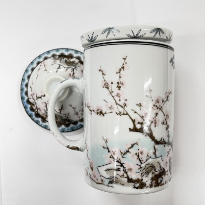 Taza de té con decoración oriental y filtro.